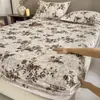 Sábana bajera ajustada estilo retro, grosor de terciopelo de leche, pieza única, colcha de invierno cálida de vellón de coral, más un juego de tres piezas que incluye un protector de colchón con forro de vellón