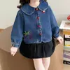 Chaqueta de Mezclilla para Niñas de Primavera y Otoño, Ropa Elegante para Bebés, Versión Coreana Única y Moderna para Niños con Cuello de Muñeca y Bordado de Fresas