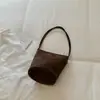 Bolso vintage de ante para mujer, nuevo modelo de otoño 2026, sensación de alta gama, versátil para el uso diario, bolso tipo cubo de un solo hombro para llevar debajo del brazo