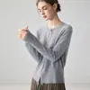 Fui imediatamente atraído por isso! Esta nova coleção outono/inverno apresenta suéteres de cashmere estilosos, cardigãs e agasalhos para mulheres, todos em uma sofisticada cor branca.
