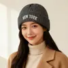 Gorro de Punto Bordado Estilo Americano para Mujer, Versión Coreana Otoño e Invierno Gorro de Lana con Letras, Cálido Versátil Gorro sin Visera para Proteger los Oídos para Hombre, Moderno