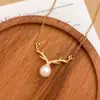 Pingente de Veado Cravejado de Diamantes "Veado" Corrente para Clavícula Feminina Segura Colar de Pérolas de Imitação de Água Doce Design de Nicho Feminino