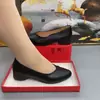 Zapatos de color claro de punta fina para madres de mediana edad, nuevos zapatos de cuero de otoño 2026 para mujer, de suela blanda, cómodos, zapatos casuales de cuero suave