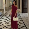 Moda e sexy europeu e americano mais vendido roupas femininas 2026 primavera novo produto vestido liso assimétrico plissado