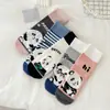 Calcetines mujer otoño e invierno nuevos calcetines de tubo de dibujos animados calcetines de panda lindos calcetines de algodón para dama fabricantes venta al por mayor