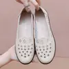 Sandalias de cuero suave, suela blanda, zapatos para madre, verano, transpirables, zapatos de cuero hueco, antideslizantes, zapatos planos para mujeres de mediana edad y mayores, zapatos con agujeros