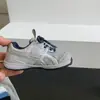 Tênis infantis casuais estilo patchwork retrô para caminhada, tênis de corrida clássicos de sola macia, novos tênis de treino alemães para o início do outono de 2026 atacado