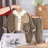 2026 Nova Moda Conjunto de Roupa de Manga Longa Tendência para Bebês Primavera Conjunto de Roupas Infantis Estiloso Casual Conjunto de Três Peças para Crianças na Primavera e Outono