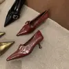 Zapatos de tacón de aguja puntiagudos de moda 2026 para mujer, elegantes y versátiles, cómodos para usar todo el día, adecuados para el trabajo y el trayecto diario