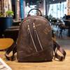 Mochila con textura de cuero suave 2023, nueva mochila de cuero PU estilo retro europeo y americano de gran capacidad, bolso de viaje sencillo para mujer