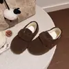 Mocasines planos de lana de cordero slip-on 2026, versátiles y cálidos, nuevo estilo de invierno, zapatos peludos estilo francés, zapatos de algodón para mujer