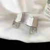Pulseira Aberta de Metal Europeia e Americana com Estampa Geométrica Irregular Plissada e Punho Aberto Pulseira de Alto Padrão Nicho Joia de Mão Simples e Fashion