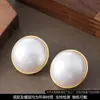 Fiebre coreana mismo estilo alto brillo perfectamente redondos pendientes de botón de perla Swarovski pendientes lujo ligero elegante alta gama pendientes para el trabajo