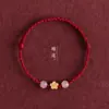 Pulsera de Hilo Rojo para la Suerte de la Flor de Durazno en el Año de Nacimiento, Pequeña Flor de Durazno Tejida a Mano, Versátil para Estudiantes Hombres y Mujeres, Pulsera de Cuentas de Buena Suerte para Parejas