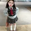 Conjunto Nuevo para Niñas Primavera/Otoño 2026 Camisa Chaleco Falda Plisada Conjunto Elegante Tejido para Bebé Estilo Universitario