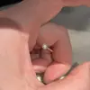 Anillo nuevo redondo de un solo diamante para mujer, simple y elegante, versátil, ajustable, elegante, de lujo ligero, nicho, de alta gama