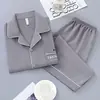 Pijama de hombre Xiaohongshu en stock, nuevo estilo de verano, algodón nube de manga corta con shorts, cárdigan holgado, casual talla grande para hombres jóvenes