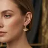 Pendientes minimalistas de hoja de ginkgo para mujer, ganchos para la oreja de diseño nicho de lujo ligero, pendientes dorados versátiles y sofisticados para el trabajo