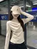 Blusa de manga longa com gola irregular para mulheres, adequada para primavera e outono, com franzido lateral, cintura ajustada e efeito emagrecedor, criando um visual puro e atraente.