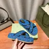 Nuevas Sandalias Planas de Verano 2026 Marca g Suela Gruesa Tira Cruzada Estampado Satinado para Mujer Sandalias Casuales que Aumentan la Altura