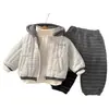 Conjunto Outono e Inverno para Meninos 2026 Novo Estilo Jaqueta Infantil Espessa com Forro de Fleece Roupas de Inverno Estilosas Conjunto Quente de Três Peças Tendência Dropshipping