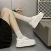 Tênis esportivos estilo coreano, com aumento de altura, cano baixo 2026, sola grossa, novos sapatos casuais brancos para estudantes do sexo feminino, estilo ins outono