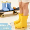 Galochas Infantis para Meninos e Meninas, Alunos do Ensino Fundamental, Antiderrapantes, Impermeáveis, Forradas com Lã, Sapatos de Borracha Quentes, Botas Curtas para Crianças Maiores em Dias Chuvosos