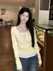 Camisa Amarela Clara para Camadas Internas Feminina, Nova Tendência Coreana para Primavera e Outono 2026, Casual, Ombro Normal, Falsa Peça Dupla, Camiseta de Manga Longa