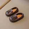 Mocassins Infantis 2026 Modelo Novo Primavera e Outono Sapatos de Couro para Meninos Sola Macia Tênis Slip-On para Bebês Sapatos Casuais para Meninas