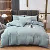 Venta al por mayor del fabricante Juego de cuatro piezas de color sólido de lujo ligero Rojo brillante Sábanas de cama bordadas para bodas Funda de edredón Algodón lavado Ropa de cama cepillada