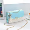 Bolsa Pequena Quadrada Transversal com Corrente e Lantejoulas 2026 Moda Feminina Estilo Coreano Bolsa de Ombro em Formato de Coração com Laço e Pingente de Pérola