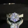 Anillo Versa Rich Family Gold Blanco de Montura Alta Cobre Blanco para Mujer Chapado en Oro Real Súper Retención de Color Circonita 8A Imitación Mosan Anillo de Boda