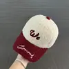 Gorra de Béisbol de Felpa con Letra para Mujer, Gorra con Visera a Cuadros de Terciopelo de Cordero a Prueba de Viento y Cálida para Otoño e Invierno, Sombrero de Moda y Versátil
