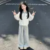 Conjunto Casual de Outono para Meninas 2026 Nova Moda Tendência Blusa de Manga Longa com Gola Reversível e Calça Xadrez Conjunto de Duas Peças para Crianças Mais Velhas