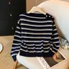 Suéter de Punto a Rayas de Hombros Descubiertos Estilo Perezoso Adelgazante para Mujer Otoño/Invierno 2025 Diseño Versátil Top Chic