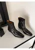 Outono/Inverno 2026 Novo Estilo Botas Cowboy de Pele de Carneiro Marrom Bico Quadrado Zíper Traseiro Pelúcia Interna Salto Médio Bloco Botas Curtas Tamanho Feminino 40