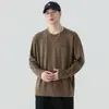 Camiseta Vintage de Color Café con Textura, Cuello Redondo, Manga Larga para Hombre, Corte Holgado con Bolsillos de Cuadros, Camiseta Básica Versátil para Primavera y Otoño