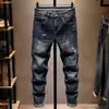 Calça jeans rasgada de marca popular para homens, novo estilo outono e inverno 2026, forrada com fleece, marca da moda, descolada e única, design com respingos de tinta, calça skinny de corte justo