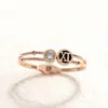 Nova Pulseira de Aço Titânio com Preço Especial para Mulheres em Formato de C Fashionável com Diamantes Resistente à Cor Alta Qualidade Joia para Melhor Amiga
