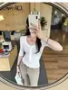 En stock y listo para enviarCamiseta de cuello en V abotonada estilo francés para mujer, top de verano de manga media, corte ajustado y que realza la figura