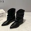 Botines de punta afilada estilo vintage con pliegues y tacón oculto, con una abertura en forma de V para un efecto adelgazante, perfectos para un look moderno y de piernas cortas.