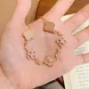 Pulsera popular de Xiaohongshu con incrustaciones de microdiamantes, diseño hueco de trébol de cuatro hojas para mujer, moderna y versátil con un toque de alta gama, pulsera ajustable