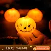 Lanterna de Abóbora Decoração de Halloween Brinquedo Infantil Pequeno Presente Sacola de Doces Adereço de Atmosfera Balde de Abóbora Luminoso de Mão