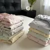 2026 Modelo Nuevo Sábana Bajera Ajustable de Cobertura Total Protector de Colchón Antideslizante Funda de Almohada Juego de Cama de Tres Piezas Adecuado para Todas las Estaciones