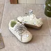 Tenis de niña de lunares con moño, nueva colección primavera/otoño 2026, zapatillas casuales para correr para bebés, lindos y estilo caricatura
