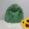 Bolsa de peluche tipo dumpling para mujer 2024 nueva moda para llevar en la mano bolsa esponjosa otoño e invierno Joker bolso de mano de lana al por mayor