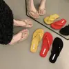 Chinelos Casuais Franceses 2025 Sandálias de Tira para Férias na Praia Sapatos Baixos Versáteis Chinelos Calçados de Verão Femininos