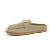 Nova coleção de primavera e verão: mocassins slip-on com bico fechado, solas planas e um design estilo britânico com fivela de metal, oferecendo um visual moderno e casual para mulheres.
