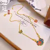 Colar de Corrente com Gancho Duplo Borboleta Colorida Pequena Esmaltada Banhado a Ouro Corrente Versátil Fivela Dupla de Orelha Borboleta Ouro de Areia Design de Corrente Versátil para Clavícula