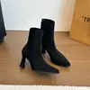 Botas curtas elegantes de camurça marrom elásticas slim-fit, bico fino, versáteis, novas para outono/inverno 2026
